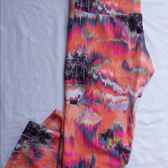 ONZIE Neon Cropped Leggings - Picture 7 of 11